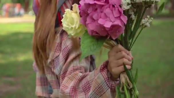 Mignon Rousse Enfant Marche Avec Bouquet Dans Parc — Video