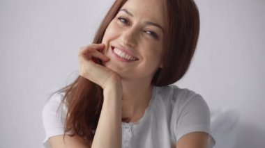 Mutlu gülümseyen kadın kameraya bakıyor.