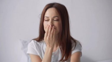 gülümseyen kadın esneme ve sabah kendini germe