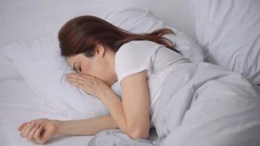 kızgın kadın yatakta yatan ve gürültü muzdarip