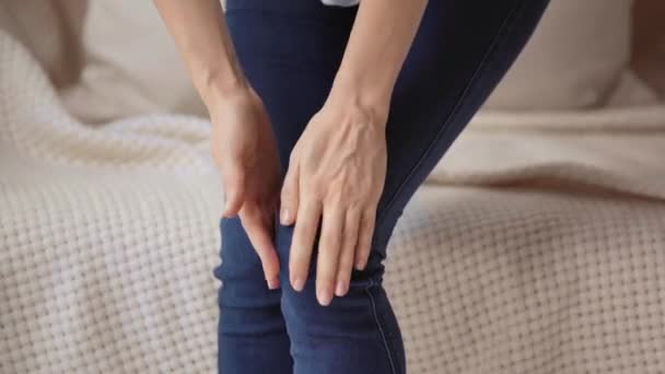 Vista Recortada Mujer Que Tiene Dolor Rodilla — Vídeo de stock