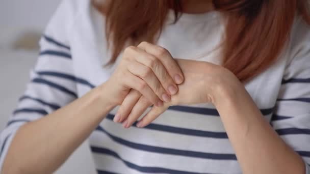 Recortado Vista Mujer Masajeando Manos — Vídeo de stock