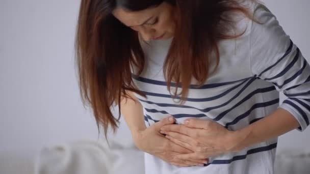Oříznutý Pohled Ženy Bolestí Žaludku — Stock video