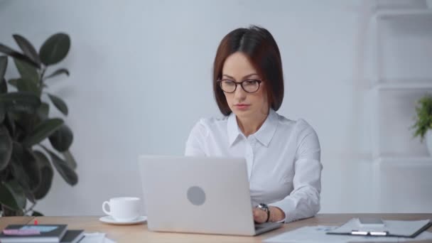 Business Woman Having Pain Neck Workplace — стоковое видео