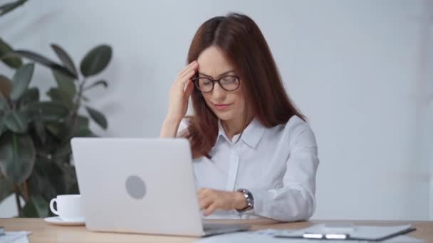 Geschäftsfrau Hat Kopfschmerzen Arbeitsplatz — Stockvideo