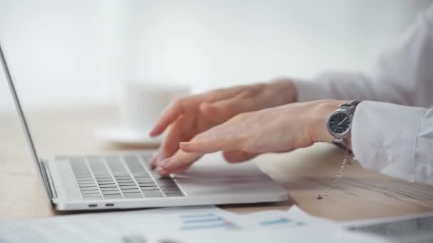 Teilansicht Einer Geschäftsfrau Die Hände Massiert Und Laptop Benutzt — Stockvideo