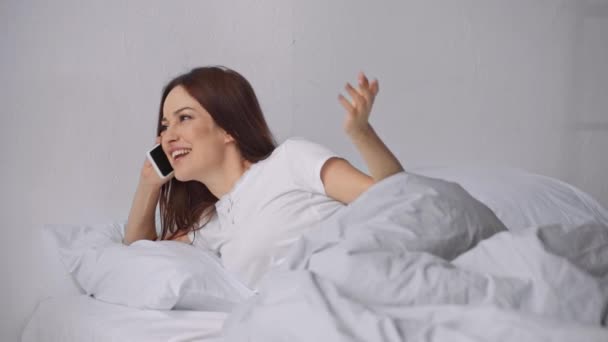 Mulher Feliz Falando Smartphone Cama — Vídeo de Stock