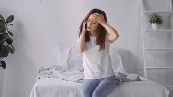 Femme Triste Avec Migraine Parler Sur Smartphone — Video