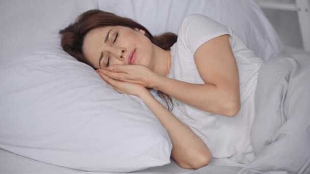 Жінка Лежить Ліжку Страждає Від Зубного Болю — стокове відео