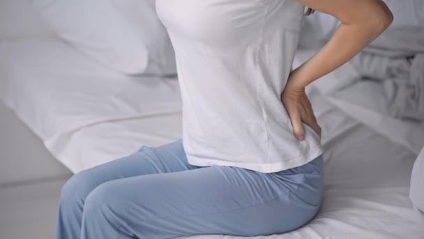 Vista Recortada Mujer Sentada Cama Con Dolor Espalda — Vídeos de Stock