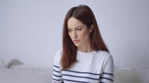 スマートフォンを使用し 頭痛に苦しむ女性 — ストック動画