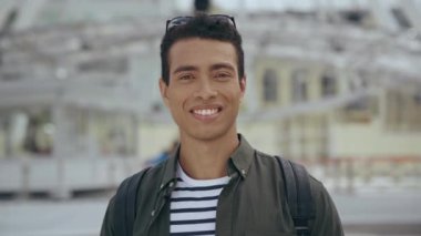 bi-Irk adam gülümseyen ve görünümlü ve kamera