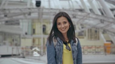 kadın gülümsüyor ve kameraya bakıyor