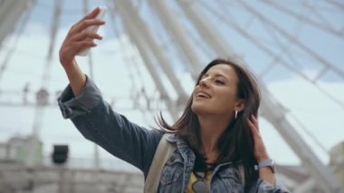 genç kadın selfie çekiyor ve barış işareti gösteriyor