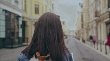 sokakta yürüyen harita ile kadın