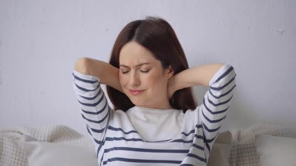 ソファの上で首の痛みに苦しむ痛みを伴う女性 — ストック動画