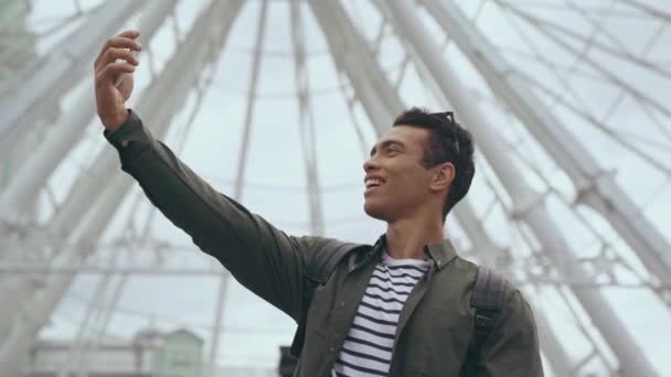 Iki Irklı Adam Selfie Çekiyor Barış Işareti Gösteriyor — Stok video