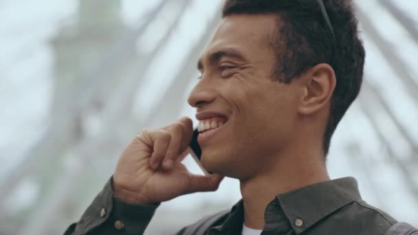 Raciale Man Lachen Praten Smartphone — Stockvideo