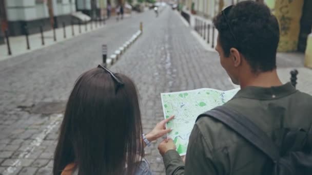 Visão Traseira Casal Com Mapa Andando Rua — Vídeo de Stock