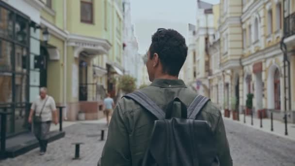 Вид Сзади Бирасового Человека Идущего Улице — стоковое видео
