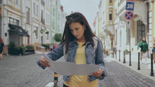 Mujer Joven Caminando Por Calle Con Mapa — Vídeos de Stock