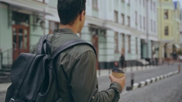 Vista Cortada Homem Andando Com Copo Papel — Vídeo de Stock