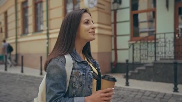 Női Gyaloglás Kávéfogyasztás — Stock videók