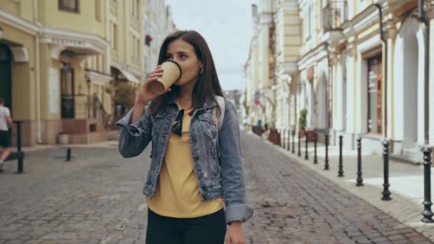 年轻女子步行和喝咖啡 — 图库视频影像