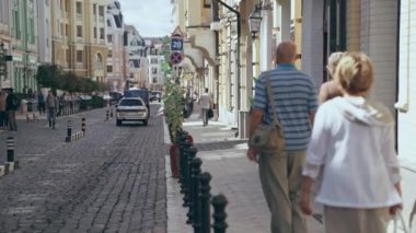 Kiev, Ukrayna - 9 Temmuz 2019: gündüz sokakta yürüyen insanlar 