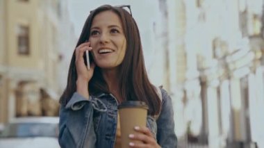 kadın kahve içme ve sokakta akıllı telefonda konuşurken