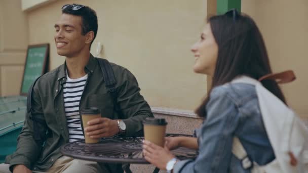 Pareja Interracial Sentado Hablando Bebiendo Café — Vídeo de stock