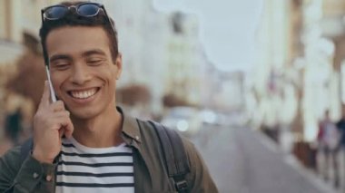 Kiev, Ukrayna - 9 Temmuz 2019: sokakta yürüyen ve akıllı telefonda konuşan iki ırklı adam