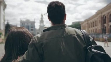 Kiev, Ukrayna - 9 Temmuz 2019: yürüyen, sarılan ve işaret eden iki turist