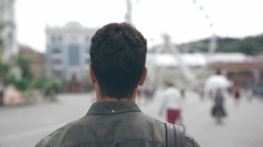 Kiev, Ukrayna - 9 Temmuz 2019: sokakta yürüyen güneş gözlüğü iki ırklı adamın geri görünümü