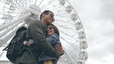 Kiev, Ukrayna - 9 Temmuz 2019: atlıkarıncaya yakın sarılan çiftin düşük açılı görünümü