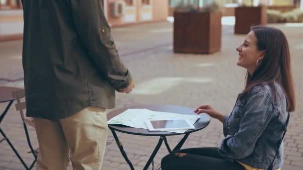 Couple Tourists Sitting Talking Drinking Coffee — Stock Video