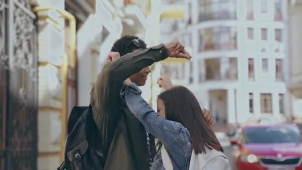 Quiiv Ucrânia Julho 2019 Casal Interracial Dançando Beijando Girando Livre — Vídeo de Stock