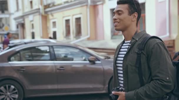 Kyiv Ukraine Juillet 2019 Homme Racial Avec Caméra Traversant Rue — Video