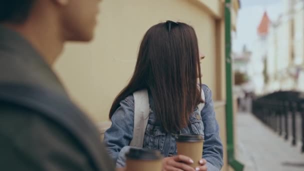 女人说话和喝咖啡与双种族的男人 — 图库视频影像
