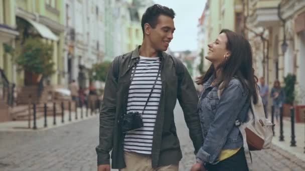 乌克兰 2019年7月9日 双种族男子拍摄他的女朋友 — 图库视频影像