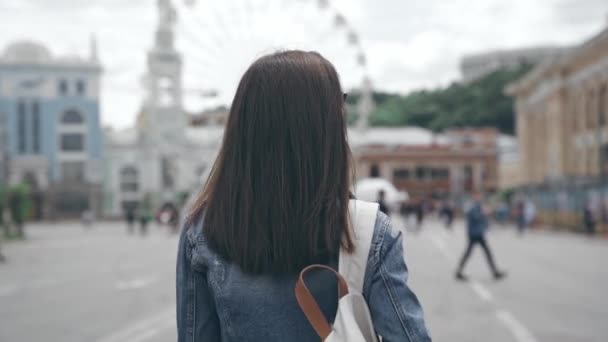 乌克兰 2019年7月9日 背着背包在街上行走的妇女的后视图 — 图库视频影像