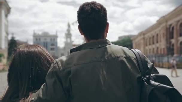 Kyiv Ukraine Juillet 2019 Couple Touristes Marchant Étreignant Pointant Doigt — Video