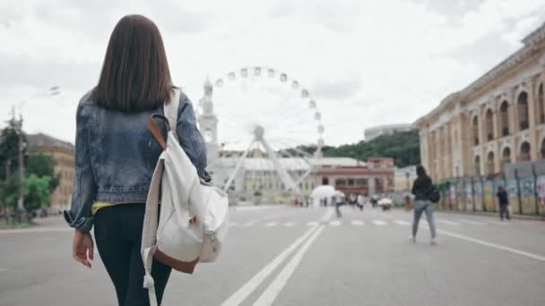 乌克兰 2019年7月9日 背着背包在街上行走的妇女的后视图 — 图库视频影像