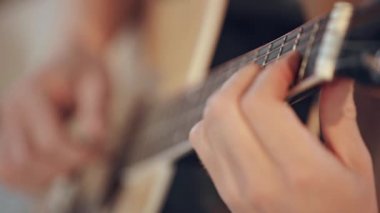 adam evde akustik gitar çalmak kısmi görünümünü