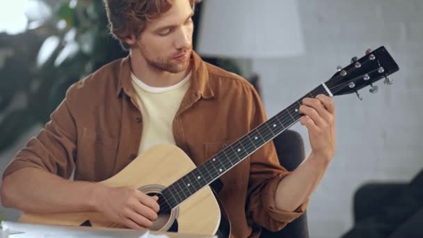 Pelirroja Tocando Guitarra Acústica Casa — Vídeos de Stock