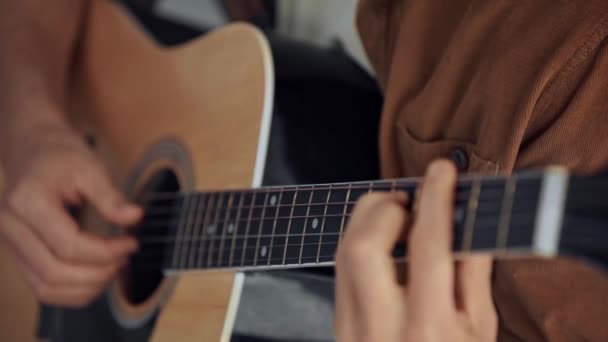 Rack Focus Del Hombre Tocando Guitarra Acústica Casa — Vídeos de Stock