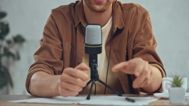 Visão Cortada Homem Que Transmite Com Microfone Escritório — Vídeo de Stock