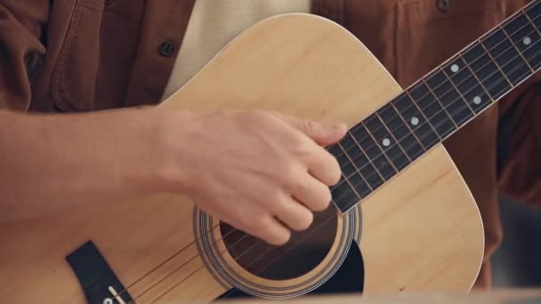 Beskuren Syn Ung Man Som Spelar Akustisk Gitarr — Stockvideo