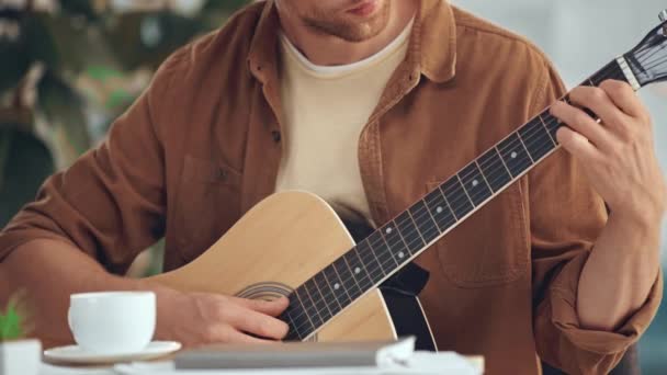 Visão Cortada Homem Tocando Guitarra Acústica Bebendo Café — Vídeo de Stock