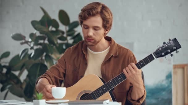 Rossa Uomo Bere Caffè Suonare Chitarra Acustica — Video Stock